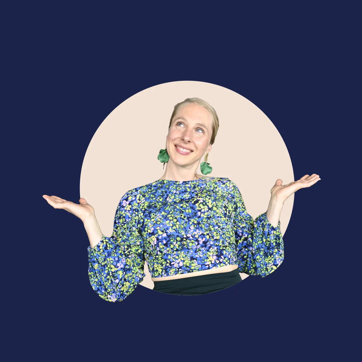 Frida Rångtell rycker på axlarna och ler, framför en persikofärgad cirkel.